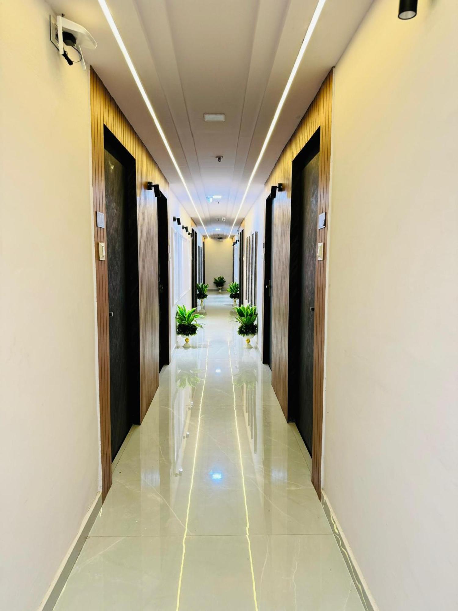 Hotel Star Galaxy سورات المظهر الخارجي الصورة